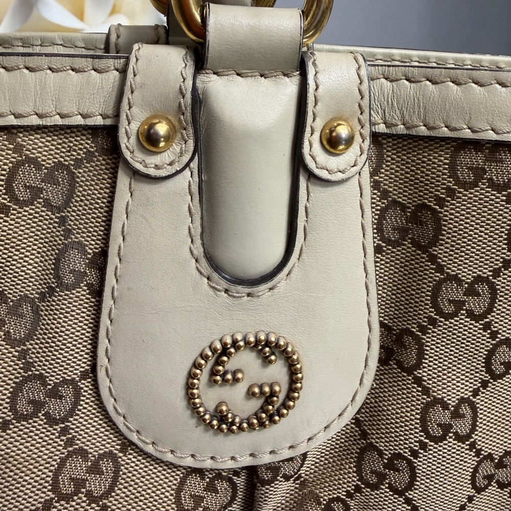 Gucci Beige and Cream Monogram Shoulder Bag - Picture 3 of 11